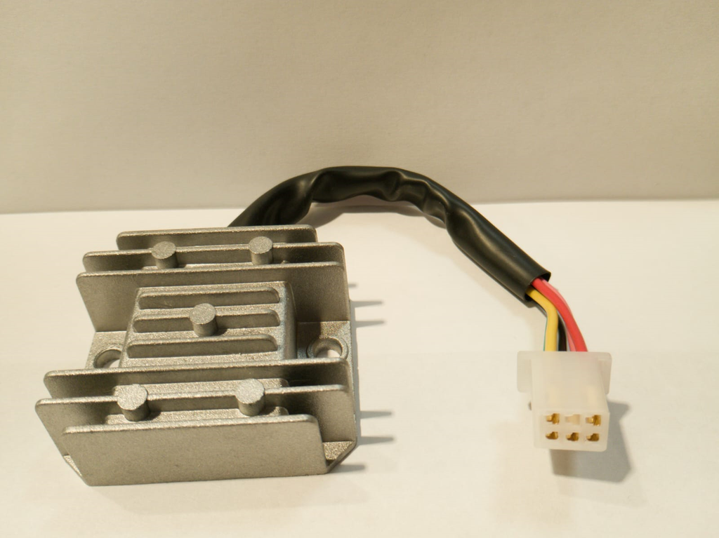 [MEGM10026] REGULADOR 12V 5CABLES AKT(NKD, SL, EVO, 110 SPECIAL). MOTOCICLETA